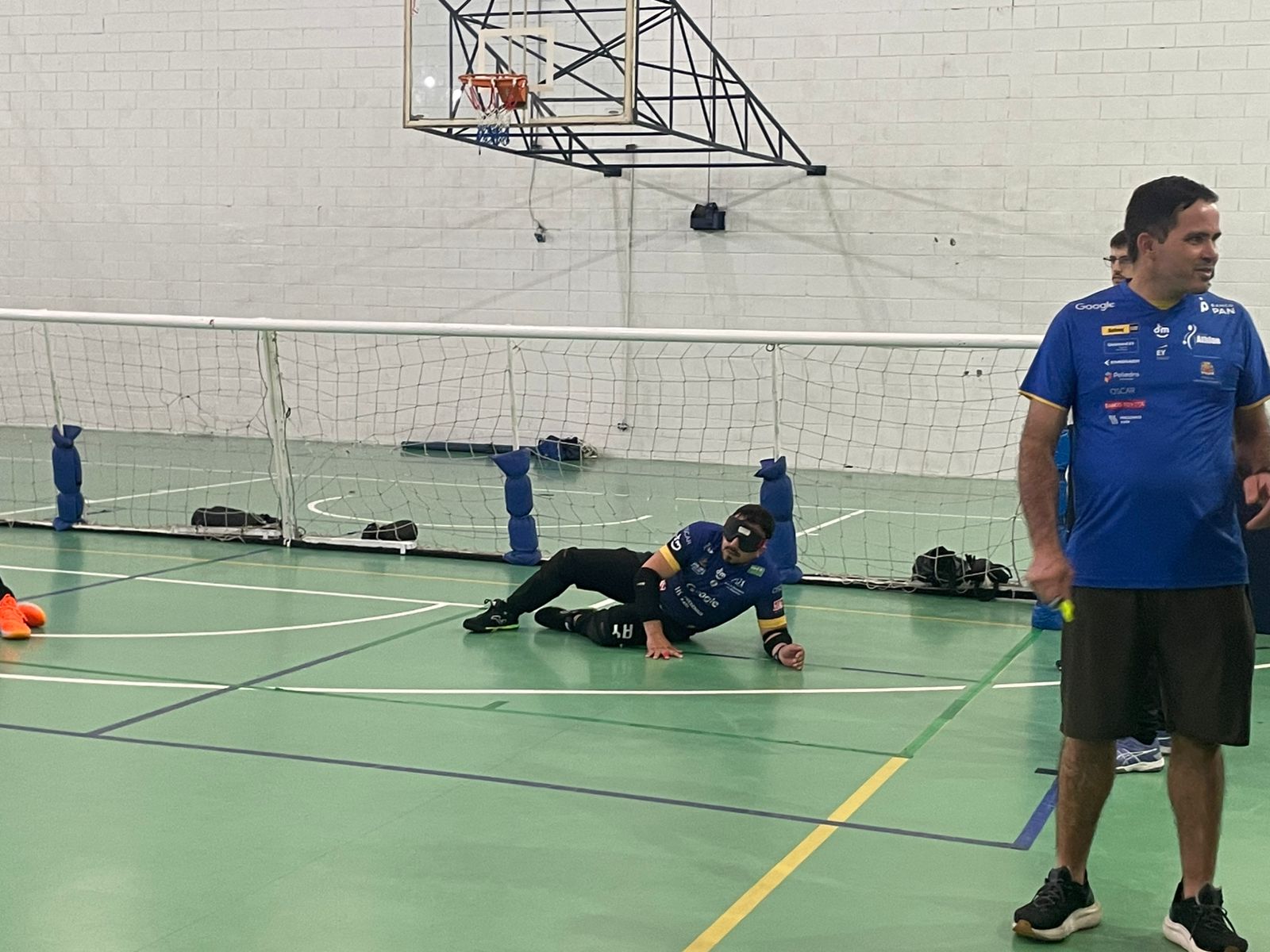 La imagen grafica un entrenamiento de Pablo Cuevas en Brasil junto