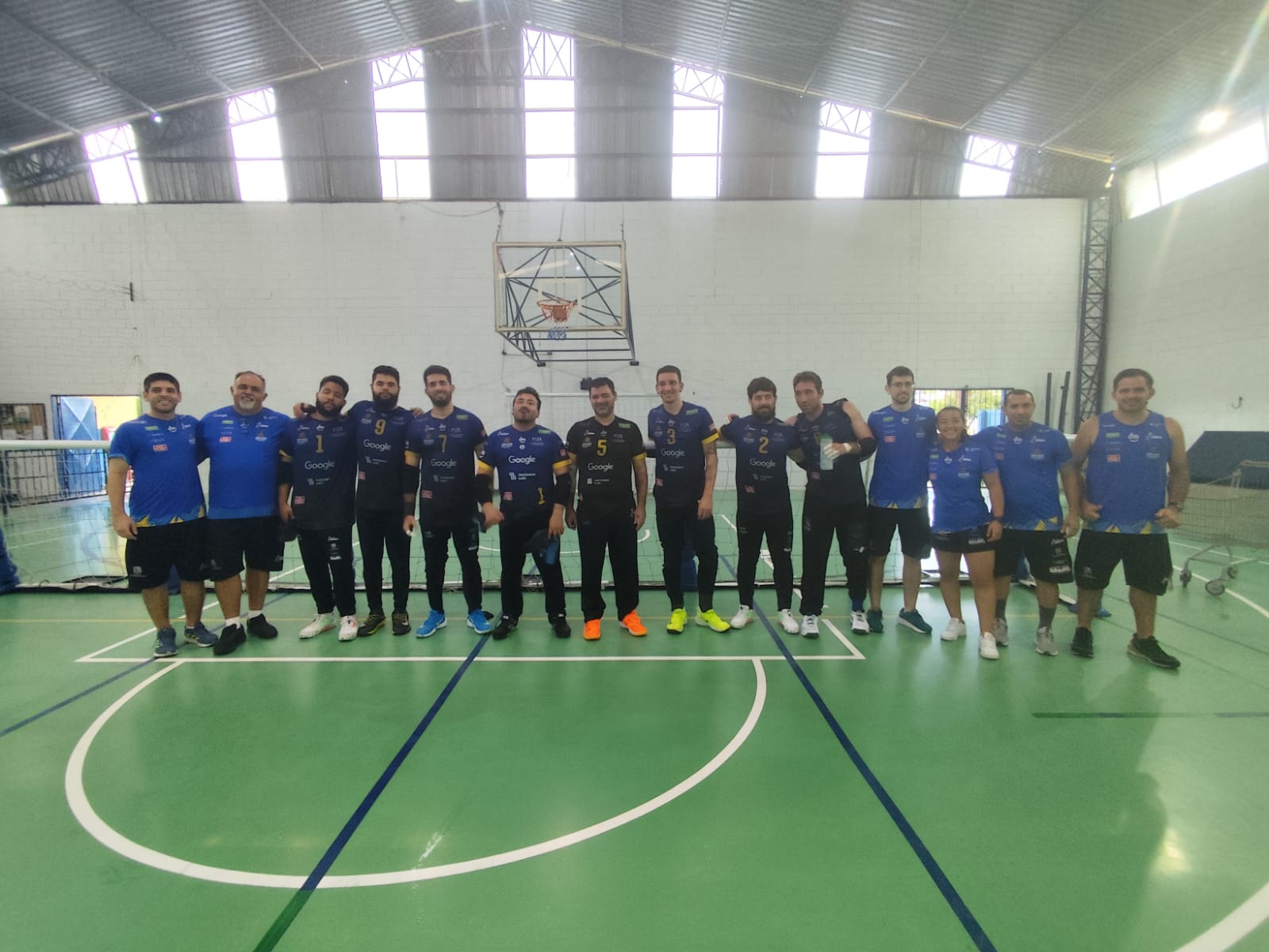 La imagen grafica el equipo de profesores y compañeros de entrenamiento en Sao Paulo Brasil
